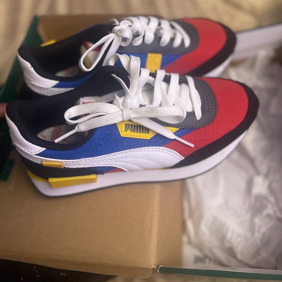 Big Kid Puma Gym Shoe - Picture 2 of 5